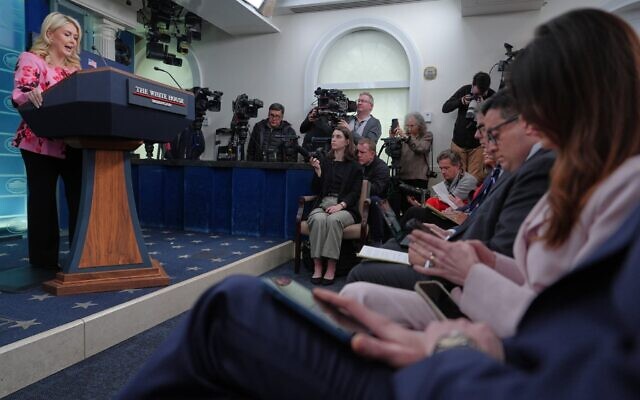 La porte-parole de la Maison Blanche, Karoline Leavitt, s'adressant aux journalistes dans la salle de presse James Brady, à la Maison Blanche, à Washington, le 30 mars 2026. (Crédit : Alex Brandon/AP)