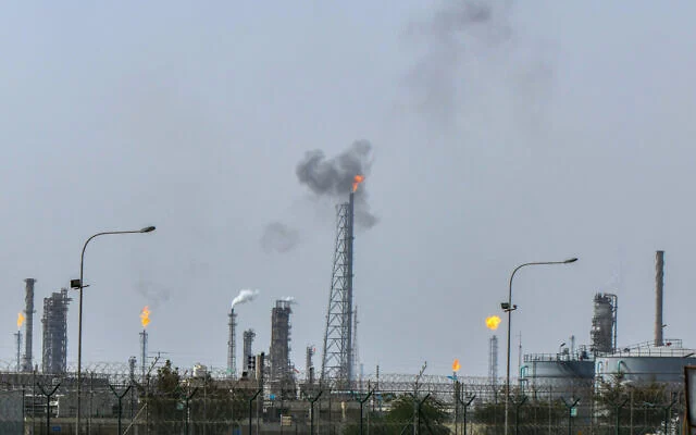 La raffinerie de pétrole Mina Al-Ahmadi, en activité, au Koweït le 20 mars 2026. (Photo AP, dossier)