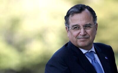 Le ministre égyptien des Affaires étrangères, Nabil Fahmy, arrive au sommet des ministres des Affaires étrangères de l'UE et de la Ligue arabe, à Athènes, le 11 juin 2014. (Crédit : AP Photo/Petros Giannakouris)