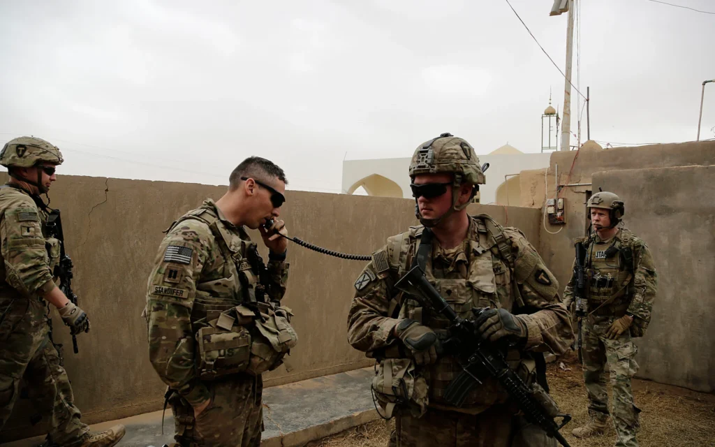 Des soldats américains coordonnent avec leurs homologues irakiens le lancement de frappes aériennes et d'artillerie depuis un petit complexe situé dans la ville de Qaim, en Irak, le 25 janvier 2018. Illustration (Crédit : Susannah George)