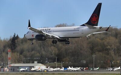 Un Boeing 737 MAX 8 exploité par Air Canada atterrit mercredi 27 mars 2019 à Boeing Field, à Seattle. (Crédit : AP Photo/Ted S. Warren)