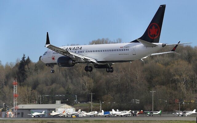 Un Boeing 737 MAX 8 exploité par Air Canada atterrit mercredi 27 mars 2019 à Boeing Field, à Seattle. (Crédit : AP Photo/Ted S. Warren)