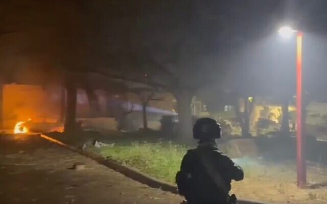 Un secouriste sur les lieux d'un tir de missile balistique iranien dans la ville de Dimona, dans le sud du pays, qui a blessé près de 40 personnes, le 21 mars 2026. (Crédit : Capture d'écran vidéo du Magen David Adom) Un secouriste sur les lieux d'un tir de missile balistique iranien dans la ville de Dimona, dans le sud du pays, qui a blessé près de 40 personnes, le 21 mars 2026. (Crédit : Capture d'écran vidéo du Magen David Adom)