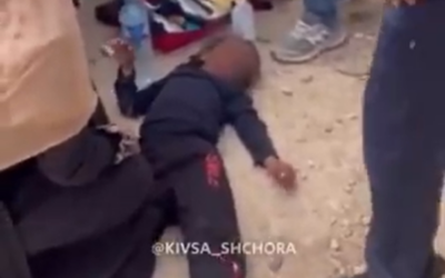 Image d'une vidéo montrant la fillette de cinq ans qui a été renversée par un partisan du mouvement pro-implantations, dans le hameau bédouin d'Umm al-Khair, dans le sud de la Cisjordanie. (Crédit : Capture d'écran/X)