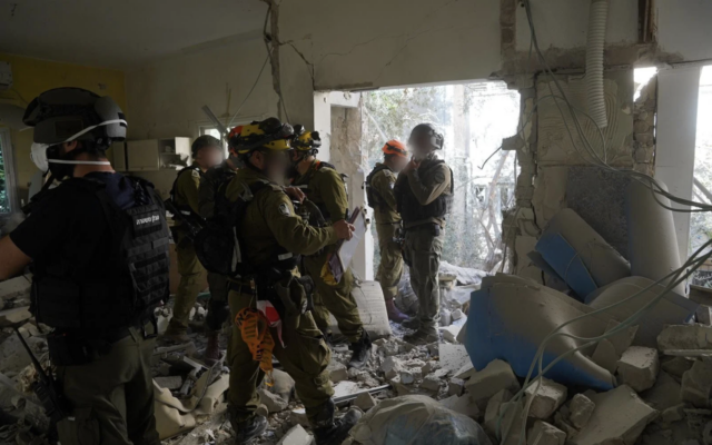 Des soldats du Commandement du Front intérieur intervenant sur le site d'un impact de missile dans le centre d'Israël, le 8 mars 2026. (Crédit : Armée israélienne) Des soldats du Commandement du Front intérieur intervenant sur le site d'un impact de missile dans le centre d'Israël, le 8 mars 2026. (Crédit : Armée israélienne)