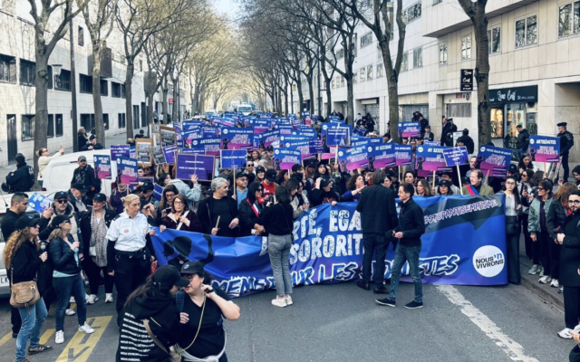 Manifestation du collectif Nous Vivrons à l’occasion de la Journée internationale des droits des femmes, à Paris, le 8 mars 2026. (Crédit : Nous Vivrons) Manifestation du collectif Nous Vivrons à l’occasion de la Journée internationale des droits des femmes, à Paris, le 8 mars 2026. (Crédit : Nous Vivrons)