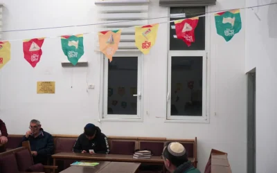 Les habitants de Beit Shemesh assistent à la lecture de la megillah de Pourim le 2 mars 2026. (Crédit: Charlie Summers/Times of Israel)