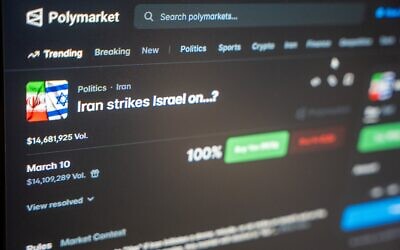 Un pari publié sur le site Polymarket intitulé « L'Iran va-t-il frapper Israël le... ? », le 16 mars 2026. (Crédit : Capture d'écran/Emanuel Fabian/Times of Israel)