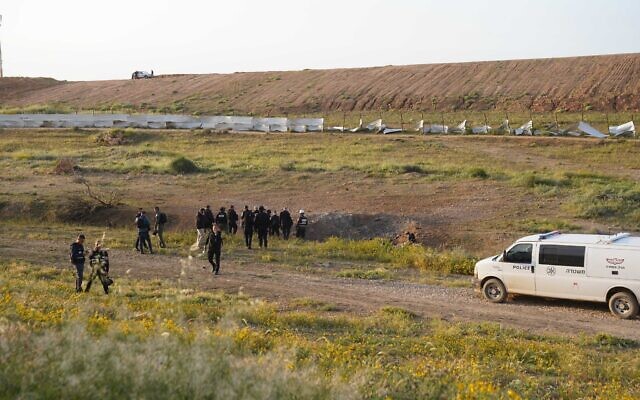Le lieu de l'impact d'un missile iranien dans une zone dégagée de Beer Sheva, le 29 mars 2026. (Crédit : Emanuel Fabian/Times of Israel)