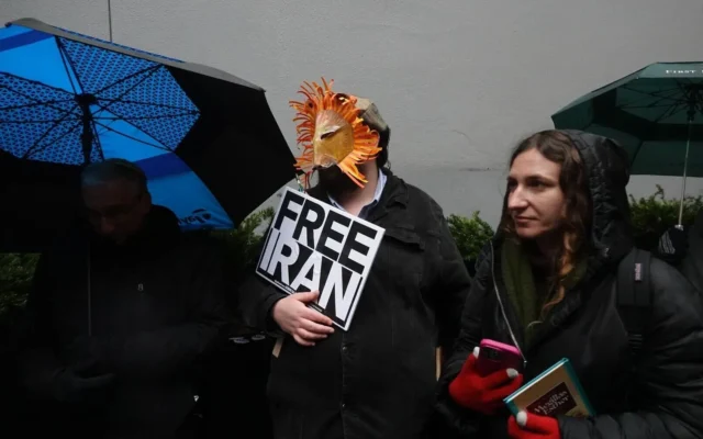 Des Juifs organisent une fête de Pourim devant le consulat iranien à New York, le 3 mars 2026. (Crédit : Luke Tress/Times of Israel)