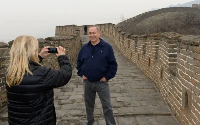 Sara Netanyahu prend des photos de son mari, le Premier ministre Benjamin Netanyahu, lors d'une visite à la Grande Muraille de Chine à Pékin, le 22 mars 2017. (Crédit : Haim Zach/GPO/Flash90)