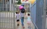 Illustration : des parents accompagnent leurs enfants à la maternelle à Tel Aviv, le 18 octobre 2020. (Crédit : Avshalom Sassoni/Flash90)
