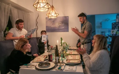 Une famille lors du Seder de Pessah, la première nuit de cette fête juive d'une durée de 8 jours, à Moshav Yashresh le 27 mars 2021. (Yossi Aloni/Flash90)