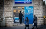 Des passants devant une agence de la banque Leumi, à Jérusalem, le 5 février 2024. (Crédit : Chaïm Goldberg/Flash90)
