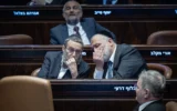Le chef du parti Shas, le député Aryeh Deri (à droite) s'entretenant avec le numéro 2 du parti Yahadout HaTorah, le député Moshe Gafni, lors d'une séance plénière de la Knesset, à Jérusalem, le 10 février 2025. (Crédit : Yonatan Sindel/Flash90)