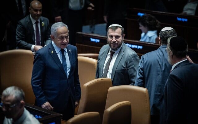 Le Premier ministre Benjamin Netanyahu et le ministre du Patrimoine Amichaï Eliyahu, photographiés lors d'une séance plénière de la Knesset, le 19 mars 2025. (Crédit : Yonatan Sindel/Flash90) Le Premier ministre Benjamin Netanyahu et le ministre du Patrimoine Amichaï Eliyahu, photographiés lors d'une séance plénière de la Knesset, le 19 mars 2025. (Crédit : Yonatan Sindel/Flash90)