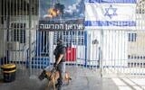 Illustration : Des gardiens de prison à l'œuvre dans une aile spéciale de la prison de Damon, créée pour accueillir les Israéliens accusés d'espionnage pour le compte de l'Iran, dans la ville druze de Daliyat al-Karmel, au nord d'Israël, le 1ᵉʳ juillet 2025. (Crédit : Chaïm Goldberg/Flash90)