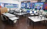 Illustration : Une salle de classe vide, dans une école de Safed, au nord d'Israël, le 31 août 2025. (Crédit : David Cohen/Flash90)