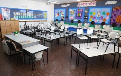 Illustration : Une salle de classe vide, dans une école de Safed, au nord d'Israël, le 31 août 2025. (Crédit : David Cohen/Flash90)