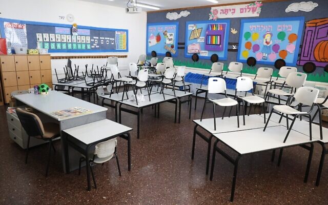 Illustration : Une salle de classe vide, dans une école de Safed, au nord d'Israël, le 31 août 2025. (Crédit : David Cohen/Flash90) Illustration : Une salle de classe vide, dans une école de Safed, au nord d'Israël, le 31 août 2025. (Crédit : David Cohen/Flash90)