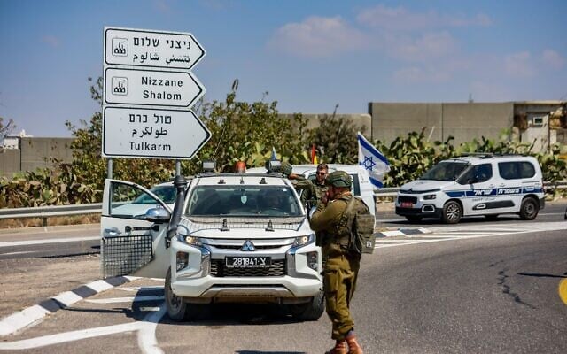 Illustration : Des soldats israéliens, près de la ville de Tulkarem, en Cisjordanie, le 11 septembre 2025. (Crédit : Tal Gal/Flash90)