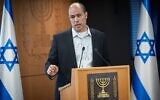 Le directeur général du ministère des Finances, Ilan Rom, tenant une conférence de presse, au ministère des Finances, à Jérusalem, le 4 novembre 2025. (Crédit : Yonatan Sindel/Flash90)