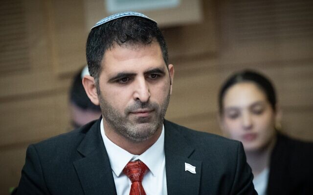 Le ministre des Communications, Shlomo Karhi, assiste à la réunion de la commission spéciale chargée de la loi sur les communications à la Knesset, le 16 décembre 2025. (Crédit : Yonatan Sindel/Flash90) Le ministre des Communications, Shlomo Karhi, assiste à la réunion de la commission spéciale chargée de la loi sur les communications à la Knesset, le 16 décembre 2025. (Crédit : Yonatan Sindel/Flash90)