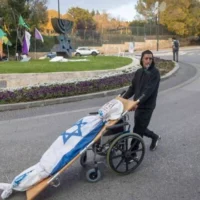 Un soldat israélien souffrant de troubles de stress post-traumatique (TSPT) revendiquant la reconnaissance de ses droits et une meilleure prise en charge devant la Knesset, à Jérusalem, le 23 décembre 2025. (Crédit : Chaïm Goldberg/Flash90)