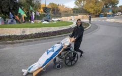 Un soldat israélien souffrant de troubles de stress post-traumatique (TSPT) revendiquant la reconnaissance de ses droits et une meilleure prise en charge devant la Knesset, à Jérusalem, le 23 décembre 2025. (Crédit : Chaïm Goldberg/Flash90)
