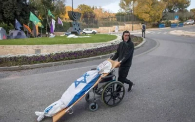 Un soldat israélien souffrant de troubles de stress post-traumatique (TSPT) revendiquant la reconnaissance de ses droits et une meilleure prise en charge devant la Knesset, à Jérusalem, le 23 décembre 2025. (Crédit : Chaïm Goldberg/Flash90)