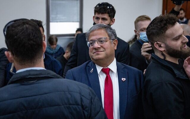 Le ministre de la Sécurité nationale, Itamar Ben Gvir, arrivant pour une audience au tribunal de Jérusalem, le 25 janvier 2026. (Crédit : Yonatan Sindel/Flash90)