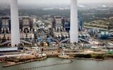 Vue aérienne de la centrale électrique d'Orot Rabin, à Hadera, le 29 janvier 2026. (Crédit : Yossi Zamir/FLASH90)
