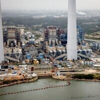 Vue aérienne de la centrale électrique d'Orot Rabin, à Hadera, le 29 janvier 2026. (Crédit : Yossi Zamir/FLASH90)