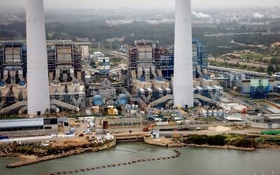 Vue aérienne de la centrale électrique d'Orot Rabin, à Hadera, le 29 janvier 2026. (Crédit : Yossi Zamir/FLASH90)