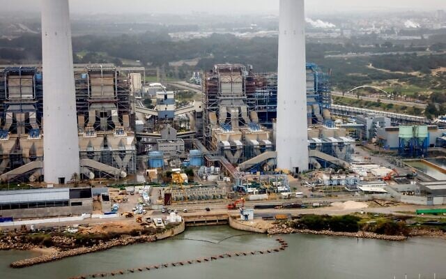 Vue aérienne de la centrale électrique d'Orot Rabin, à Hadera, le 29 janvier 2026. (Crédit : Yossi Zamir/FLASH90)