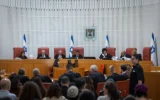 Le président de la Cour Suprême, Isaac Amit, et d'autres juges tiennent une audience sur les recours concernant la prière égalitaire au mur Occidental, le 17 février 2026. (Chaim Goldberg/Flash90)