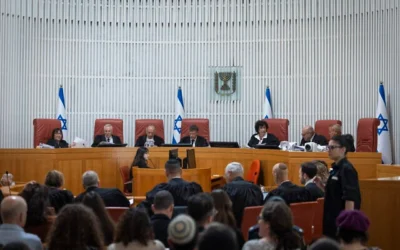 Le président de la Cour Suprême, Isaac Amit, et d'autres juges tiennent une audience sur les recours concernant la prière égalitaire au mur Occidental, le 17 février 2026. (Chaim Goldberg/Flash90) Le président de la Cour Suprême, Isaac Amit, et d'autres juges tiennent une audience sur les recours concernant la prière égalitaire au mur Occidental, le 17 février 2026. (Chaim Goldberg/Flash90)