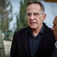 Le chef de cabinet du Premier ministre, Tzachi Braverman, arrive aux funérailles d'Asher Hayon, ancien chef de cabinet et conseiller de Benjamin Netanyahu, au cimetière de Modi'in, le 17 février 2026. (Crédit : Jonathan Sahul/Flash90)