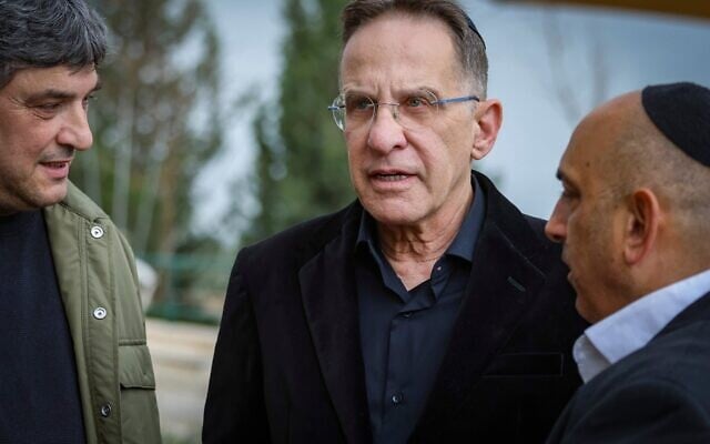Le chef de cabinet du Premier ministre, Tzachi Braverman, arrive aux funérailles d'Asher Hayon, ancien chef de cabinet et conseiller de Benjamin Netanyahu, au cimetière de Modi'in, le 17 février 2026. (Crédit : Jonathan Sahul/Flash90)