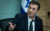 Le député Boaz Bismuth présidant une réunion de la commission des Affaires étrangères et de la Défense de la Knesset, à Jérusalem, le 24 février 2026. (Crédit : Yonatan Sindel/Flash90)