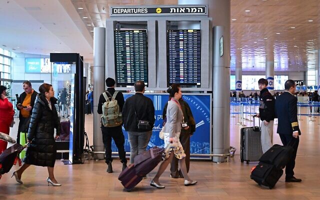 Illustration : Des voyageurs à l'aéroport international Ben Gourion près de Tel Aviv, le 26 février 2026. (Crédit : Avshalom Sassoni/Flash90) Illustration : Des voyageurs à l'aéroport international Ben Gourion près de Tel Aviv, le 26 février 2026. (Crédit : Avshalom Sassoni/Flash90)