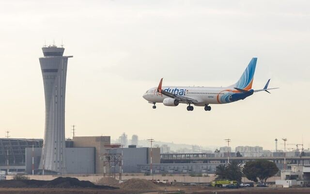 Un vol FlyDubai, à l'aéroport international Ben Gurion, le 25 février 2026. (Crédit : Yossi Aloni/Flash90)