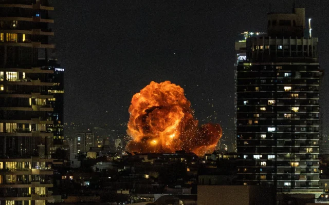 Des flammes et de la fumée s'élèvent après l'impact d'un missile balistique tiré depuis l'Iran dans le centre de Tel Aviv, le 28 février 2026. (Crédit : Chaim Goldberg/Flash90)
