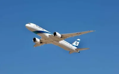 Un vol de la compagnie El Al décolle de l'aéroport international Ben Gurion, près de Tel-Aviv, alors qu'Israël est la cible de tirs de missiles iraniens, le 28 février 2026. (Oren Cohen/Flash90)