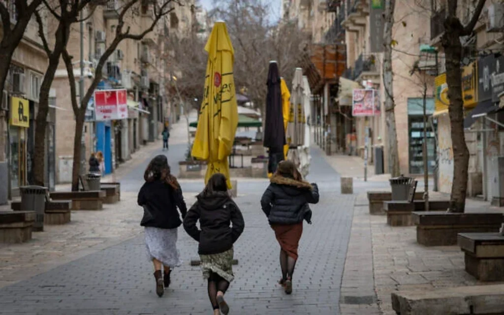 Des piétons courent se mettre à l'abri, dans le centre de Jérusalem, suite au déclenchement d'alertes avertissant de l'arrivée de missiles iraniens, le 28 février 2026. (Yonatan Sindel/Flash90)