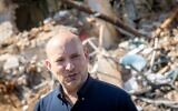 Photo : Naftali Bennett sur le lieu d'un impact de missile balistique à Tel-Aviv, le 1er mars 2026 (Crédit : Chaim Goldberg/Flash90)