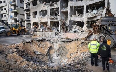 Le lieu de l'impact d'un missile balistique tiré depuis l'Iran qui a frappé Tel Aviv pendant la nuit, causant d'importants dégâts, le 1er mars 2026. (Crédit : Chaim Goldberg/Flash90)