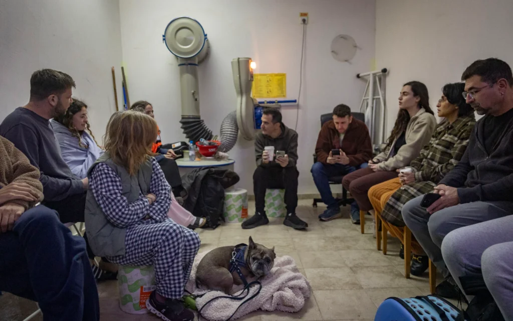 Des Israéliens se réfugient dans un abri public à Tel Aviv alors qu’une sirène retentit pour avertir de l’arrivée de missiles balistiques tirés depuis l’Iran vers Israël, le 1er mars 2026. (Crédit : Chaim Goldberg/Flash90)