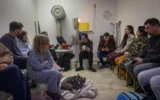 Des Israéliens se réfugient dans un abri public à Tel Aviv alors qu’une sirène retentit pour avertir de l’arrivée de missiles balistiques tirés depuis l’Iran vers Israël, le 1er mars 2026. (Crédit : Chaim Goldberg/Flash90)