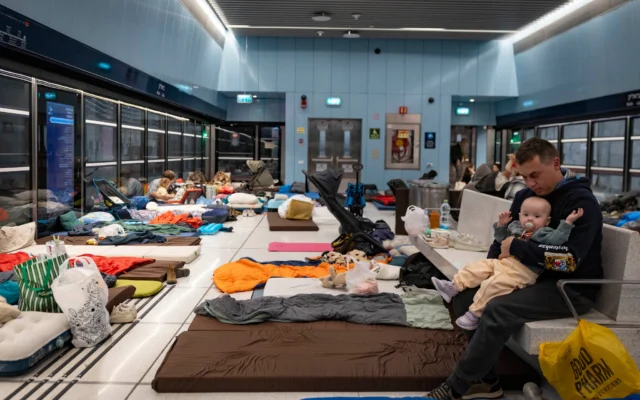 Des personnes se réfugient dans une station de métro à Tel Aviv, pendant la guerre en cours entre Israël et l’Iran, le 1er mars 2026. (Crédit : Chaim Goldberg/Flash 90)